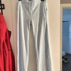 Juicy Couture Byxor - Babyblåa juicy couture byxor! Aldrig tvättade och enbart test använda!