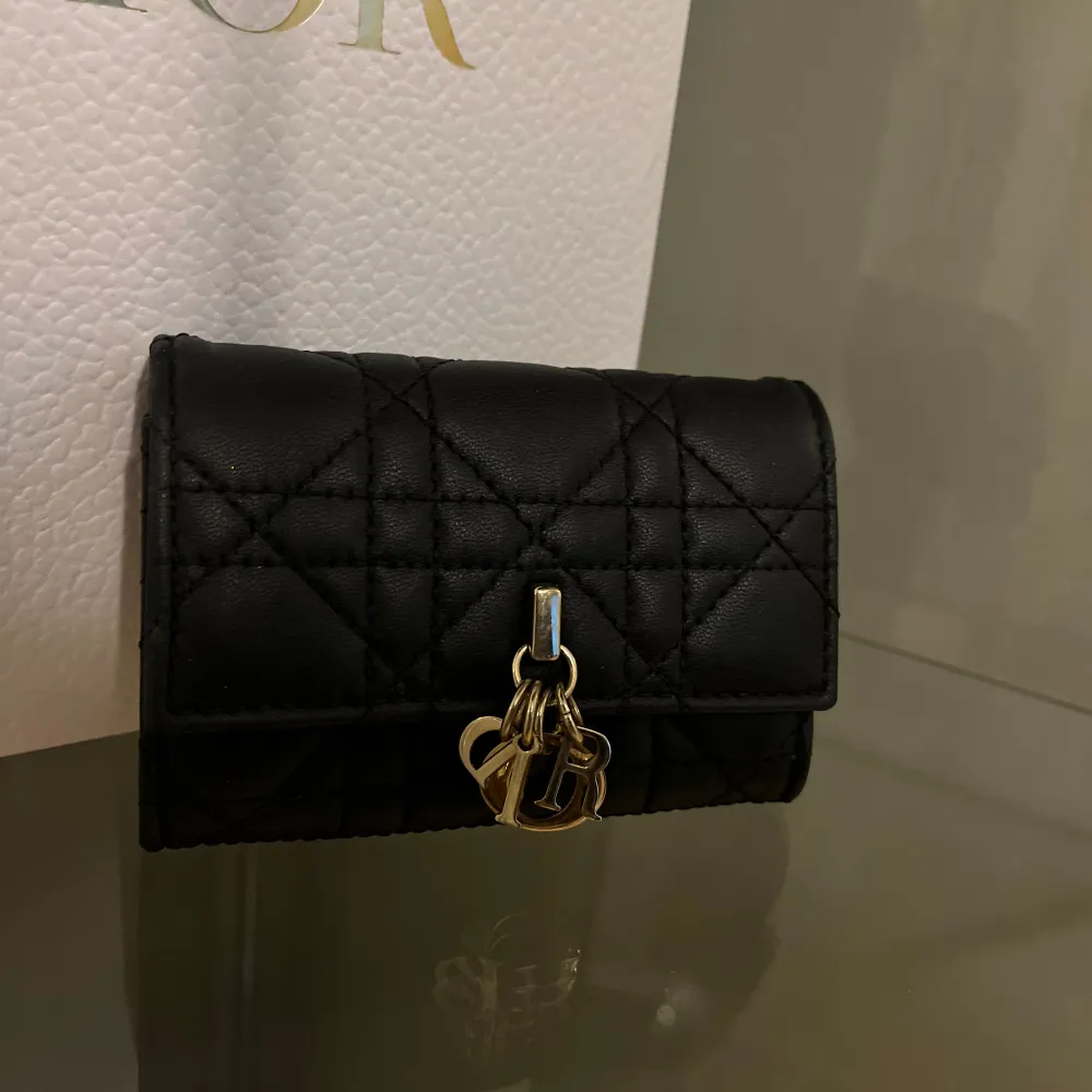 Använd endast en gång. Äkta dior plånbok.  Har fått den i present men vill bli av med den av privata skäl, därav inget kvitto samt det billiga priset 🥰 Ny pris 5 334kr. Accessoarer.