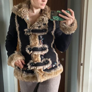 Jacka - Svinsnygg och VARM jacka. Köptes vintage för runt tusenlappen och använd endast en gång sedan dess. Fodrad med fuskpäls på hela insidan och håller en varm även en kall vinterdag. Märkt storlek 40 men den är mindre, skulle säga 36/38 💕