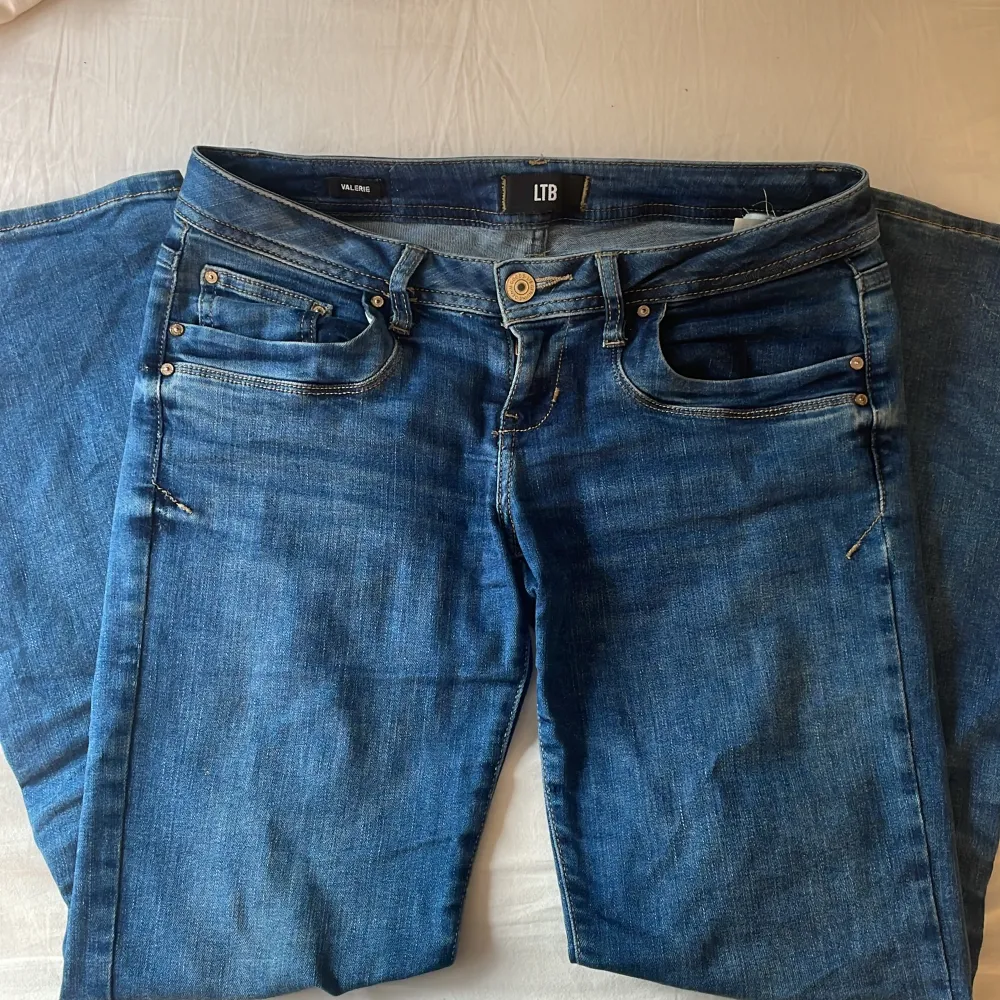 Jeans från ltb, jag älskar dessa men de sitter lite för löst på mig. Modellen är valerie och storleken w27 och L30. Använt ett fåtal gånger men inga defekter. nypris 800kr. Jeans & Byxor.