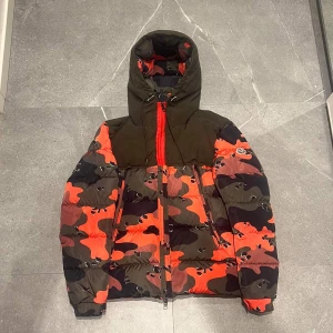 Moncler - Använd men bra skick annars. Inga hål eller så Size 3 Sitter som M