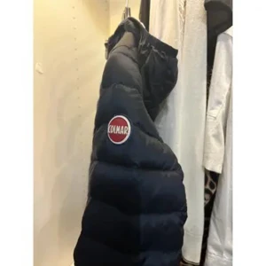 Marinblå pufferjacka från Colmar - Säljer en snygg blå pufferjacka från Colmar. Den är perfekt för kyliga dagar med sitt quiltade mönster och dragkedja framtill. Jackan har långa ärmar och två praktiska fickor med dragkedjor. Den är både stilren och funktionell, perfekt för höst och 