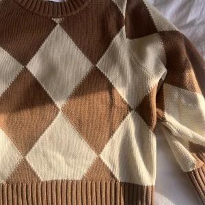 Ikoniska Stylein-tröjan - Magiska klassiska modellen från Stylein i beige/creme/brun. Inget i skicket att anmärka på.  Avslappnad modell och perfekt för hösten😍 Nypris har legat runt 3000kr