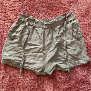 Gröna linne shorts  - Gröna shorts frän Kappahl. Dem ser beiga ut på bilden men dem är mycket mer gröna . Har inte använt så mycket men dem är ganska skrynkliga men de kan jag stryka sen .storlek 164✨🫶😇