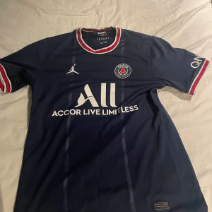 PSG tröja  - Väldigt bra skick, använd 1-3 gånger.  Storlek: M 
