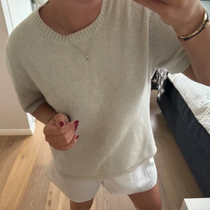 Soft Goat oversized t- shirt - Säljer min så fina oversized t-shirt från soft goat i Natural Sand. Lite nopprig samt en liten fläck men går lätt bort med nopperkamm och en tvätt. Nypris 2195kr