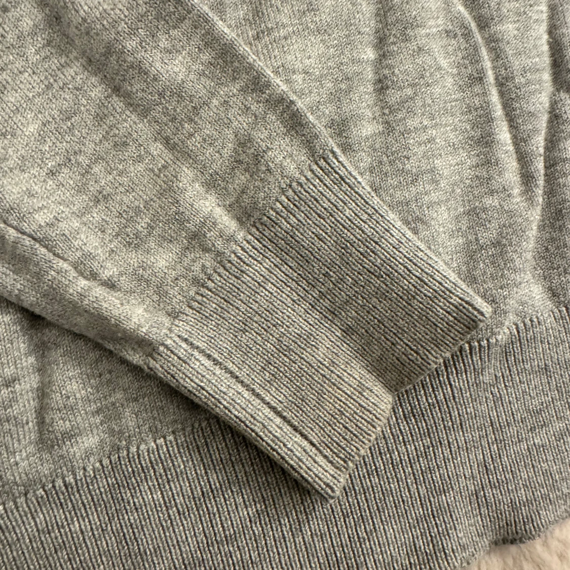 Grå tröja  - 90