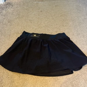 Marinblå Stella McCartney kjol - Marinblå kjol från Stella McCartney med shorts under, endast använd några gånger och har inga defekter💓