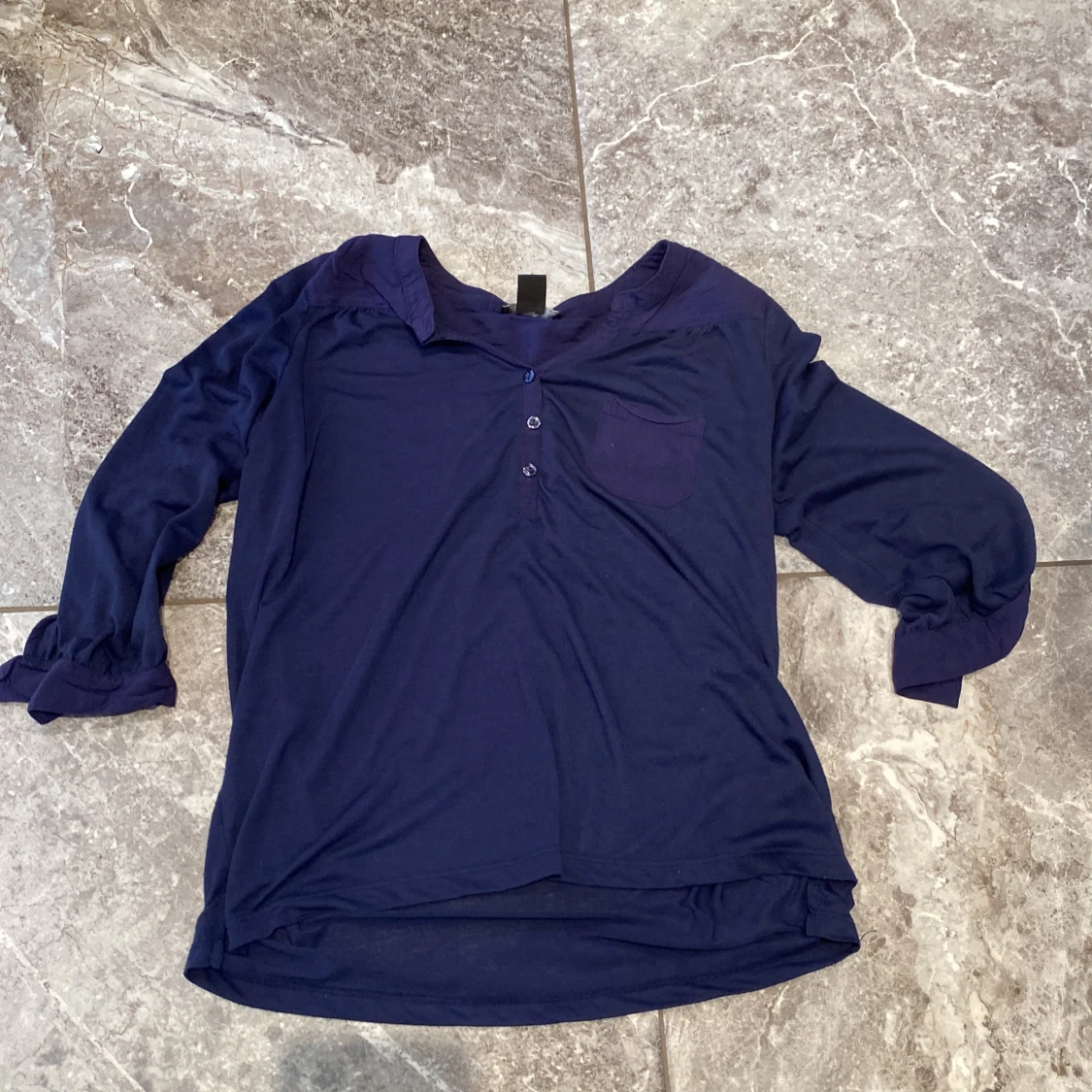 Mörkblå blus med knappar - 2