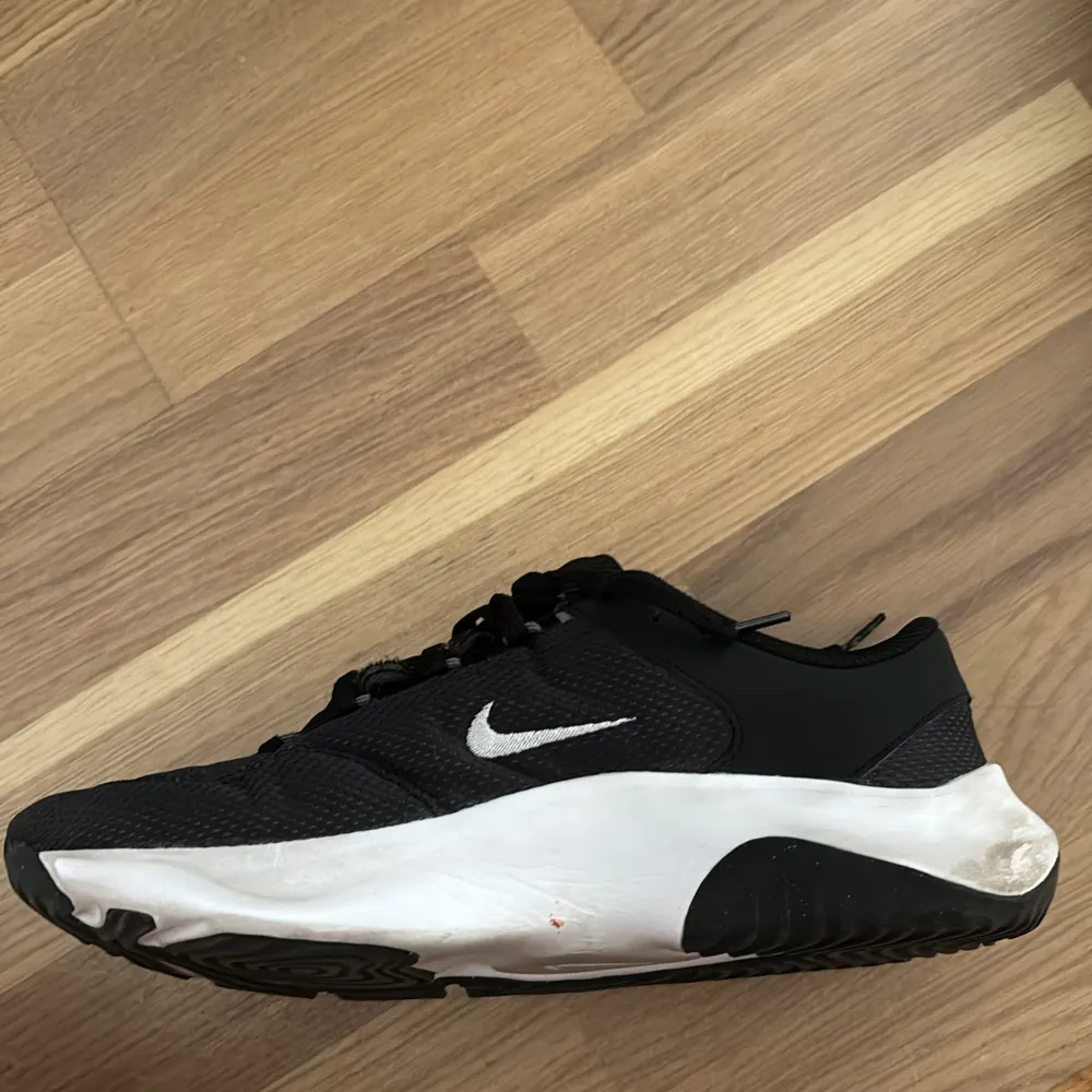 Hej!, Säljer mina skor från Nike för att de är för små, Skorna är stl 42 men i nyskick,Nypris 749kr, Mitt pris: 299kr Finns att hämta i Järvastaden🤝. Skor.