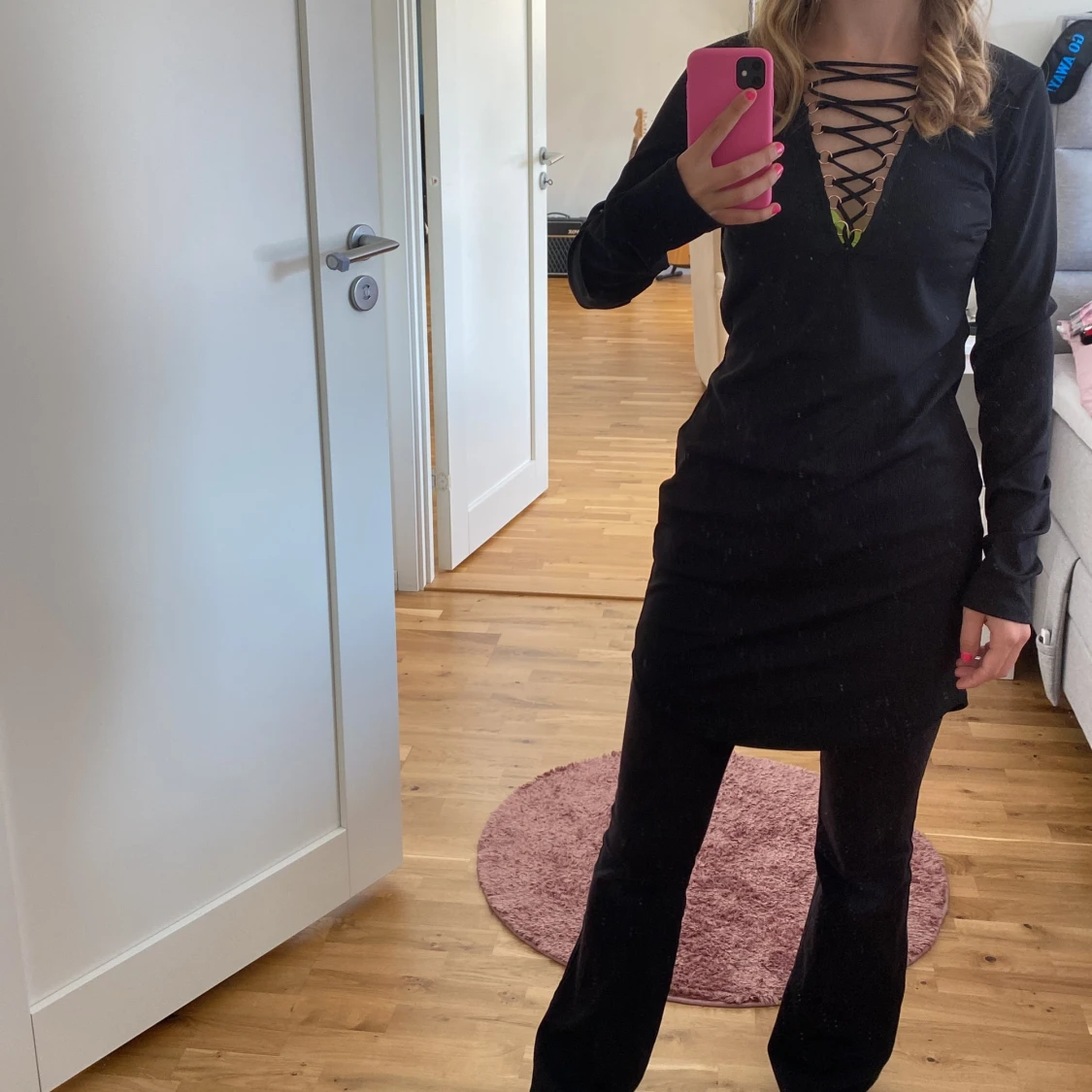 Svart klänning med snörning