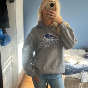 Snygg hoodie  - Snygg vintage hoodie med snyggt tryck💙  Säljer då den inte kommer till användning 
