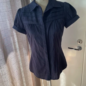 Blus  - Blus från Mango Suit i stl L. 69% bomull, 19% polyamid, 9% polyester, 3% elastan. Oanvänd  