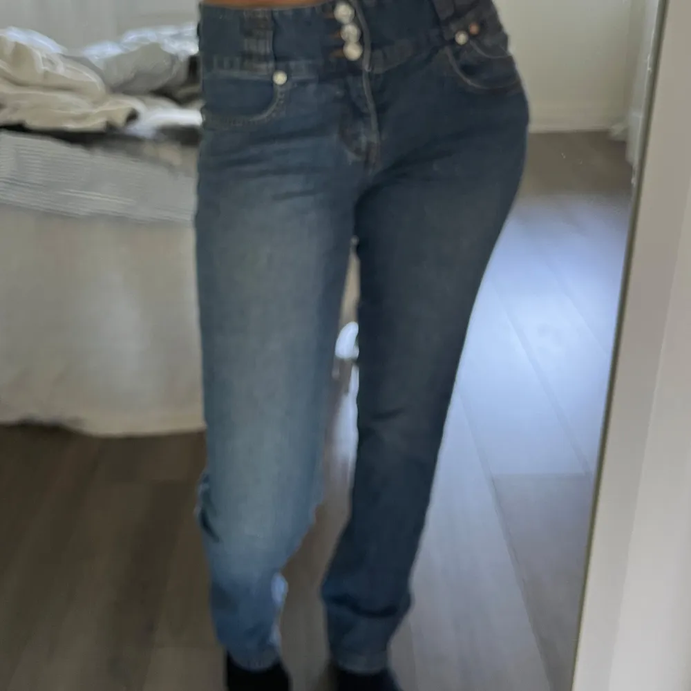 Säljer dessa söta jeans pga av att jag inte använder de. De har inga fel och ser nya ut. Kan sälja för lägre pris! Hör av er vid frågor mm🥰. Jeans & Byxor.