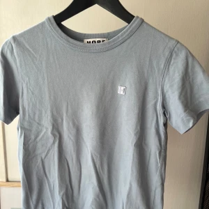 Tröja från Hope - Ljusblå tröja från Hope. Liten logga på ena bröstet