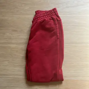 Röda Adidas mjukisbyxor/sweatpants.