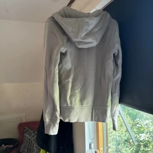 Beige sail racing tröja  - Super fint skick, andvänd några få gånger bara 