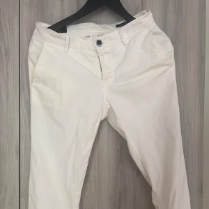 Vita byxor - Vita byxor med super fina knappar å bra pass form, perfekt att ha i värmen också  Köpt på la chimse för ca 2300sek  Knappt använda och super fina! Har blivit för små för mig :(