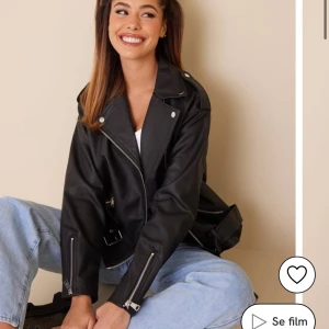 Skinnjacka  - Säljer denna skinnjacka använd ca 2 gånger från Nelly men märket är missguided, storlek 36 passar xs/s lite oversized! 