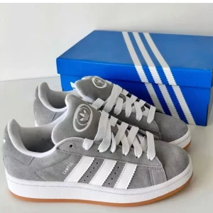 ADIDAS CAMPUS 00 - Säljer mina gråa adidas camups 00 för dom kommer inte till användning. Som är i bra skick för bättre bilder kontakta. Man får me box + gråa snören. Köpte dom för 1600kr
