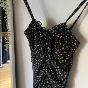klänning - jättesöt blommig klänning från h&m, nyskick, aldrig använd, pris kan diskuteras❣️