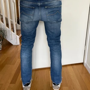 Jacob cohen jeans - Säljer mina Jacob cohen jeans då dom Var för stora. Passar bäst på nån som är runt 173. Bra skick, för frågor eller mer bilder är det bara att höra av sig. Storlek w27 men sitter som w29. Det trasiga längst ned på bilderna är lagade.