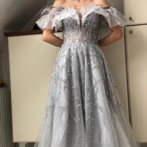 Festklänning  - Jättefin grå festklänning som ger prinsessa känsla. Använd vara en gång. Du kan justera storleken själv.  