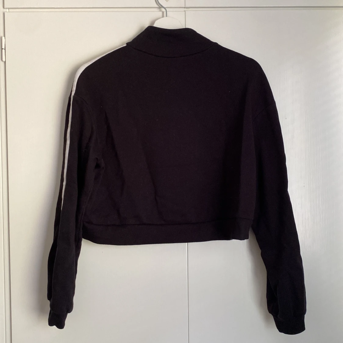 Svart croppad jacka med dragkedja - 90