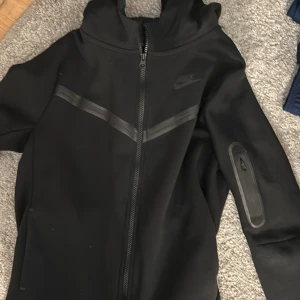 Nike tech - Nike tech ziphoodie i bra skick. Storlek XL fast i barnstorlek, men sitter som en XS. 