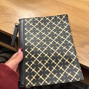 malenebirgir minibag -  säljer denna typ av purse bag Av Marlene Birger, Då jag köpte den för ca 450 kr dock så Köpte jag den andra i brun då jag tappa intresse för denna, Den passar med allt så skriv vi intresse💞💞pris kan disskuteras!