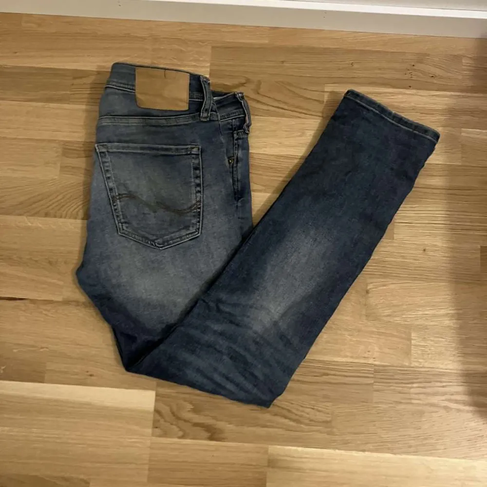 Säljer nu ett par snygga Jack and Jones jeans åt min kompis i storlek 29/30, bra skick och riktigt fina, bara att skriva vid funderingar eller mer bilder ✌🏼. Jeans & Byxor.