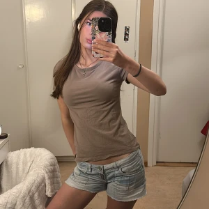 Brun/beige T-shirt - Inte använd så mycket! Bara att skriva vid frågor eller fler bilder💗