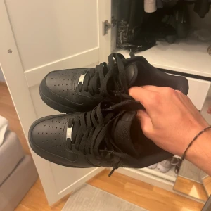 Nike air force svarta - Air force svarta storlek 42.5 passar 43 och 42. Skick 9,5 av 10. Knappt använda pågrund av obekväma. Ocreasade då creasless har använts. Kvitto finns köpta på zalando , ingen box.