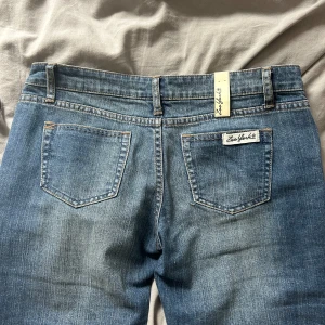 Low waist jeans - Säljer ett par helt oanvända jeans som är så fina och lågmidjade men de va lite för små för mig. Prislappen är kvar💓💕💖