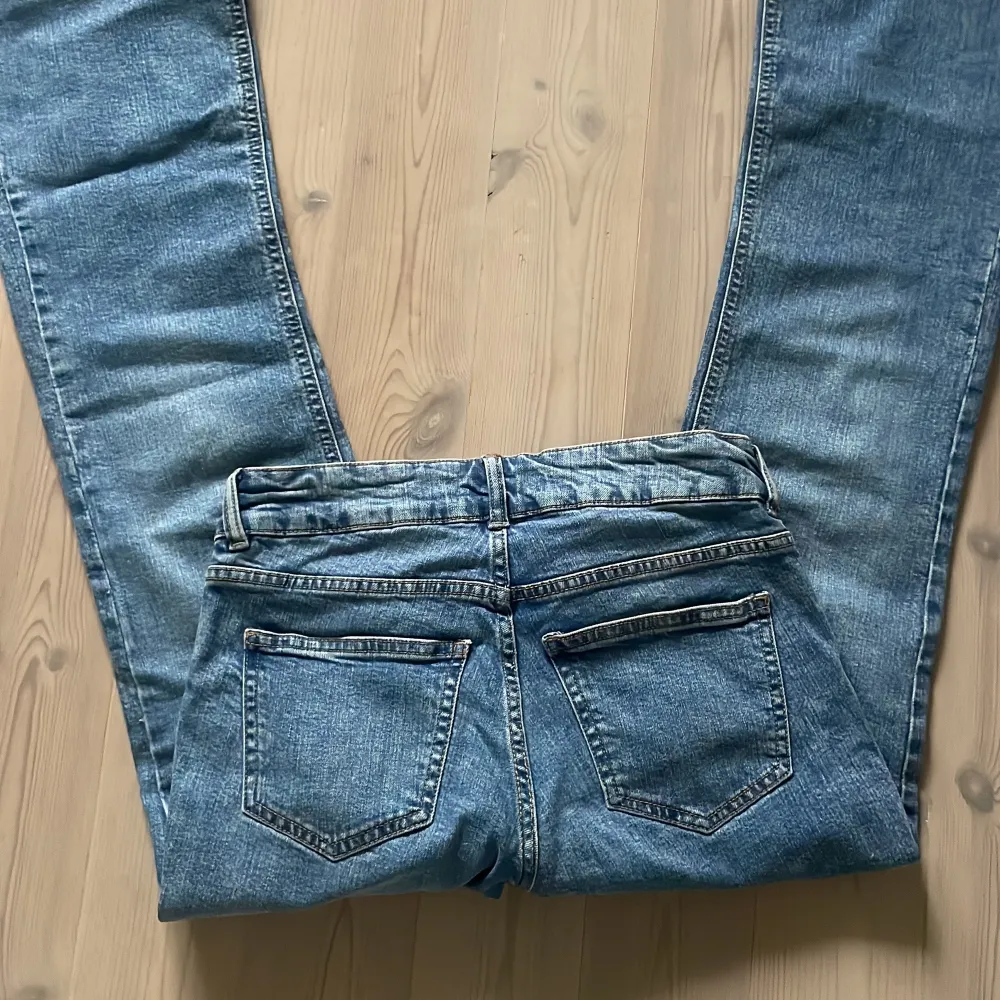 Säljer ett par snygga blå jeans med bootcut. Midjemått: 36cm Innerbenslängden: 80cm . Jeans & Byxor.