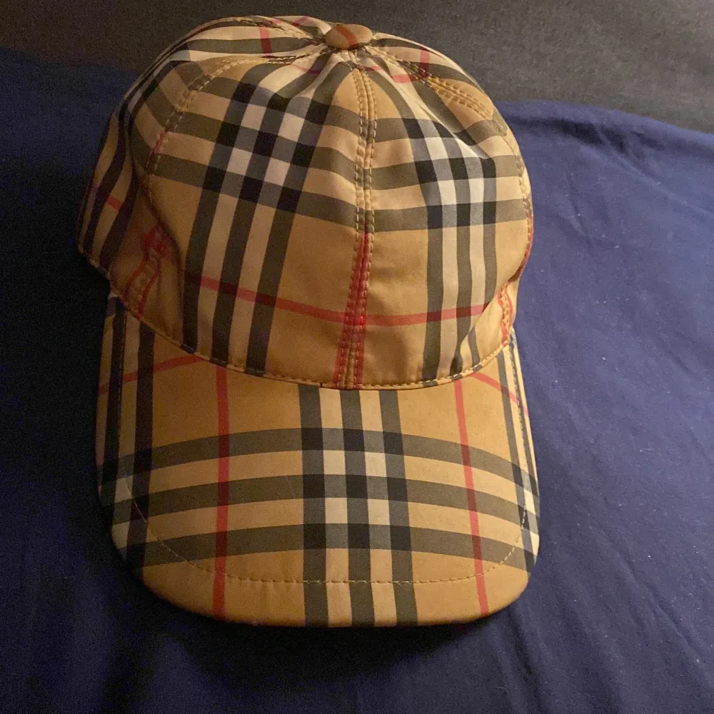 Tjena vill bli av me denna snygga Burberry keps då jag inte använder  . Accessoarer.