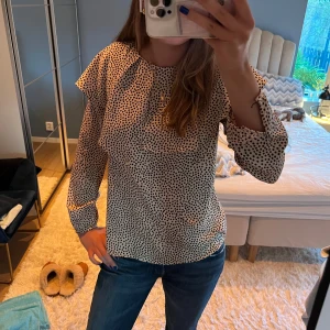 Prickig blus - Så snygg prickig blus fårn zara som inte kommer till användning💓