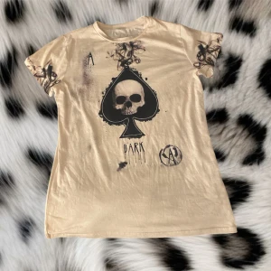 Cool t-shirt - Jätte cool t-shirt med döskalle på som jag köpte av en annan säljare❤️ tyvärr finns det ingen lapp som säjer vart den är ifrån eller storleken❤️men skulle gissa den är XL eller XXL