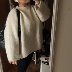 Beige oversized mohair mix tjocktröja - Använd några gånger men fortfarande i bra skick❤️ slutsåld överallt på H&M! (Originalpris: 699kr)