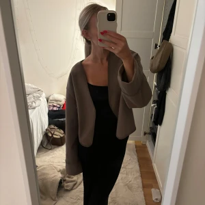 Jacka  - En fin jacka från Gina i bra skick! Perfekt till vår eller tidig höst. Skriv vid frågor 💕