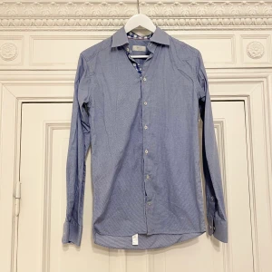 ETON skjorta blå, storlek 38 - Eton skjorta storlek 38 i mycket fint skick. Jag har flera olika varianter till salu. Nypris: 2000 kr. Köpet är slutgiltigt.