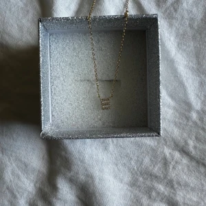 Halsband - Säljer ett jätte fint bokstavshalsband i guld💕 halsbandet är i 925 sterling silver 