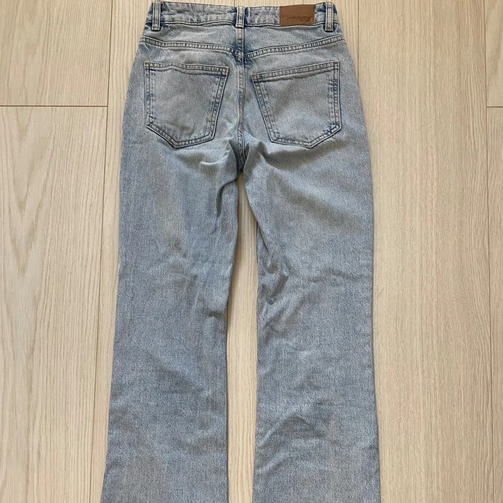 Säljer pågrund av att de är för små, köpt på Gina Tricot för 500kr. Inga defekter, som nya🩷Skriv för fler bilder  (Pris kan diskuteras). Jeans & Byxor.