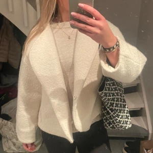 Vit jacka STOCKH LM Studio - Säljer en stilren vit jacka från STOCH LM Studio. Fint skick, precis som på bilderna. Slutsåld i vit, nypris 1500 säljer för 1000kr. 