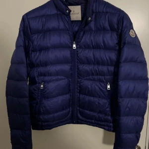 Moncler acorus  - Säljer nu en jätte fin Moncler acorus i storlek 1| Perfekt till våren/sommaren nu när det börjar bli lite varmare| Jackan är unisex| hör av er vid minsta lilla fundering 👌