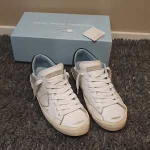 Philippe model skor - Hej, säljer mina Philippe model skor | Perfect för våren och sommaren som kommer 💫|Mycket bra skick på skorna, se bilderna | De är självklart äkta och box, tag och digitalt kvitto ingår! Tveka inte att höra av er vid frågor och funderingar 🚀