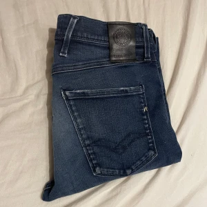 Replay jeans - Säljer dessa riktigt feta Replay Anbass hyperflex som sitter riktigt skönt, storlek W31/L32 grymt snygga om du vill ha en stilren look.