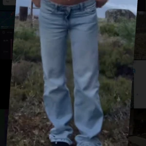 Arrow Low Waist Jeans - Snygga ljusblå jeans från Weekday med låg midja och rak passform. Perfekta för en avslappnad stil. Älskar! 🥰 str:25/32