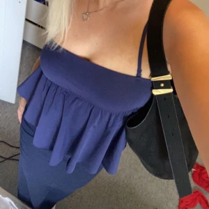 Mörkblå axelbandslös topp - Fiiiiiin. Brösten blir snygga som fan . Ingen push bh behövs