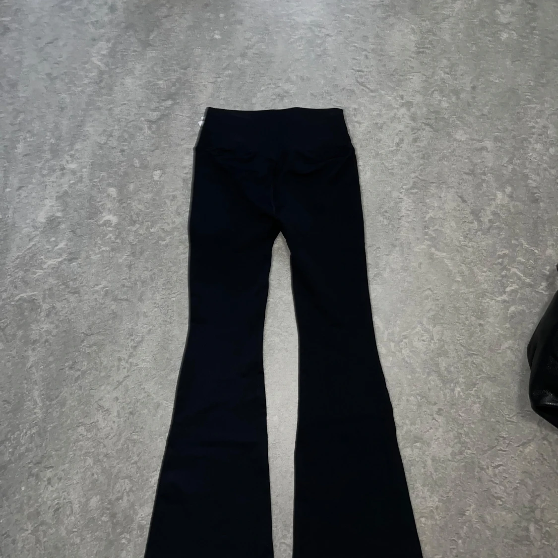 Svarta bootcut byxor från Aim'n - 1